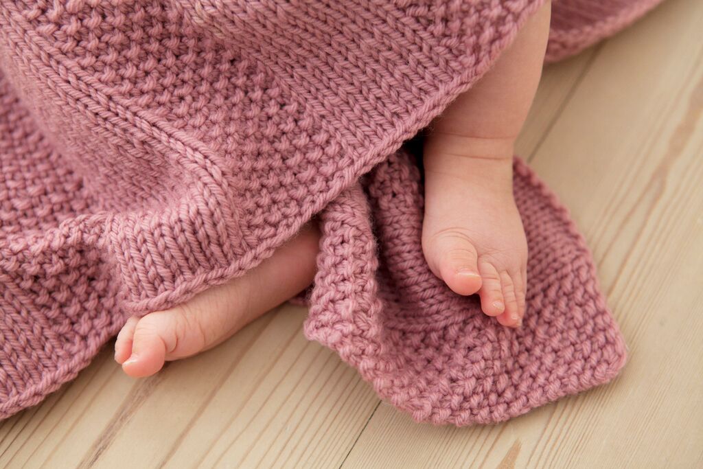 træner Diktere munching nemt strikket babytæppe – mos tæppet - Krittewitt
